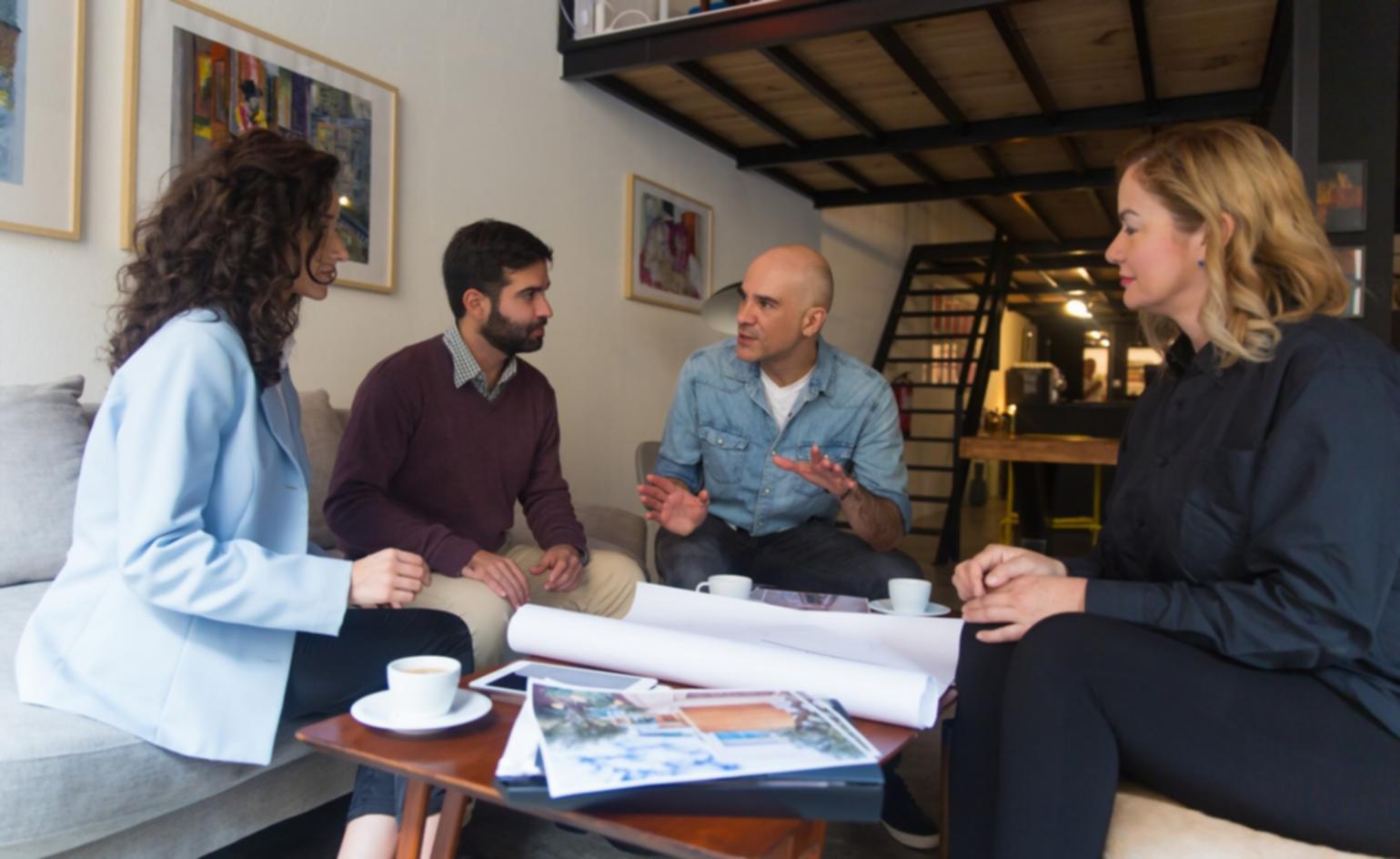 Espace de travail avec ordinateur et écrans pour le développement de jeux mobiles